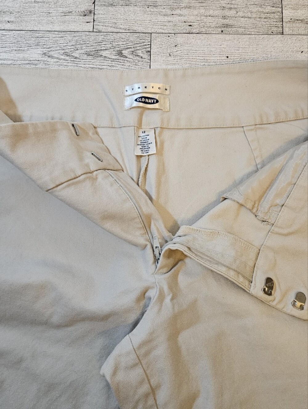 Old Navy Cropped Khaki Pants Beige Size 12 - Picture 4 of 10